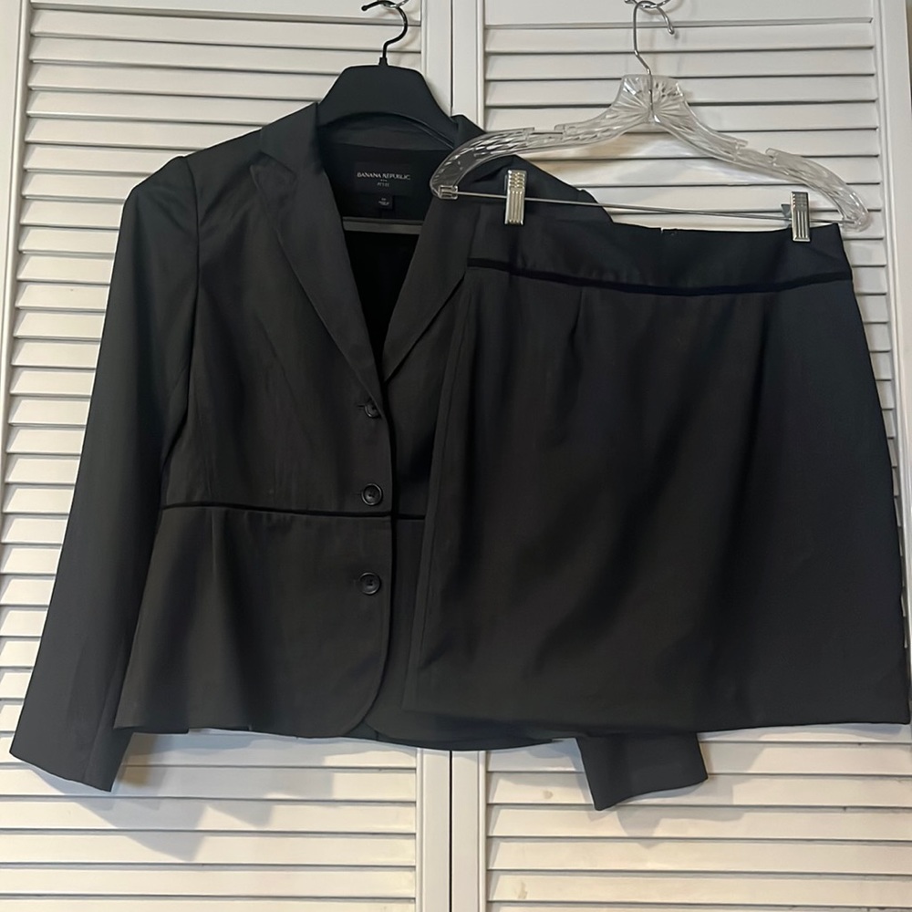 Banana Republic skirt suit (Blazer 6P & Skirt 2P)